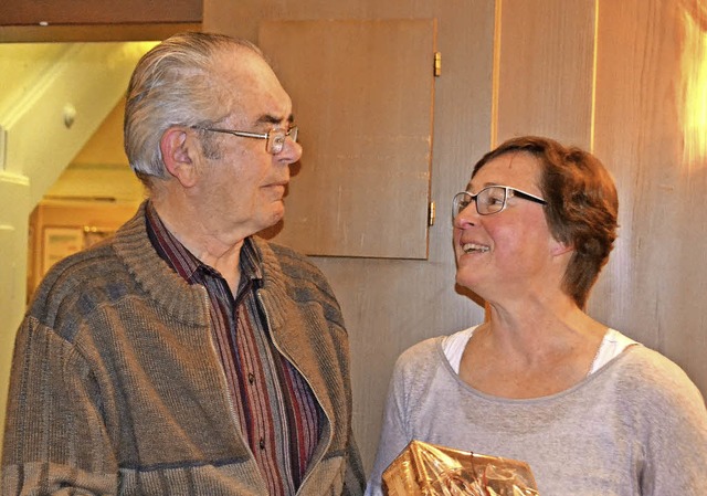 Die  Vorsitzende des Turnvereins, Beate Mehlin, gratuliert  Anton Mglich.   | Foto: paul Berger