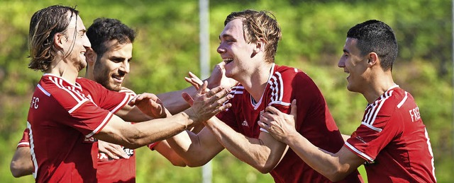 Die FFC-Reserve  bejubelt das 3:0: Dus...u und  Ivan Novakovic haben viel Spa.  | Foto: Keller