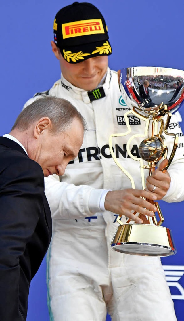 Siegerehrung frs Prestige des Prside... Bottas, Formel-1-Sieger von Sotschi.   | Foto: AFP
