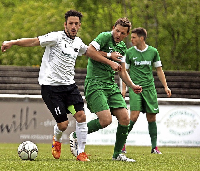 Fabio Chiurazzi (links) erzielte drei ...gen die DJK Donaueschingen hinnehmen.   | Foto: reinhardt