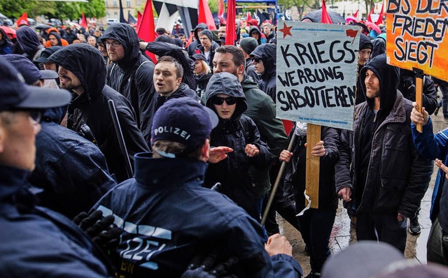 Polizisten und Demonstranten geraten in Stuttgart aneinander.   | Foto: dpa