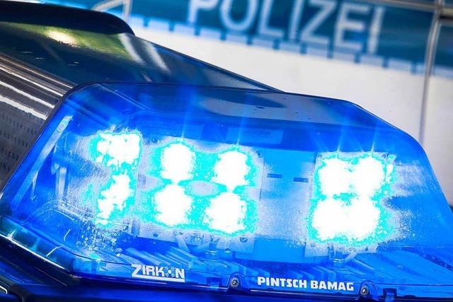 Verkehrsschild herausgebrochen und Rckspiegel abgetreten