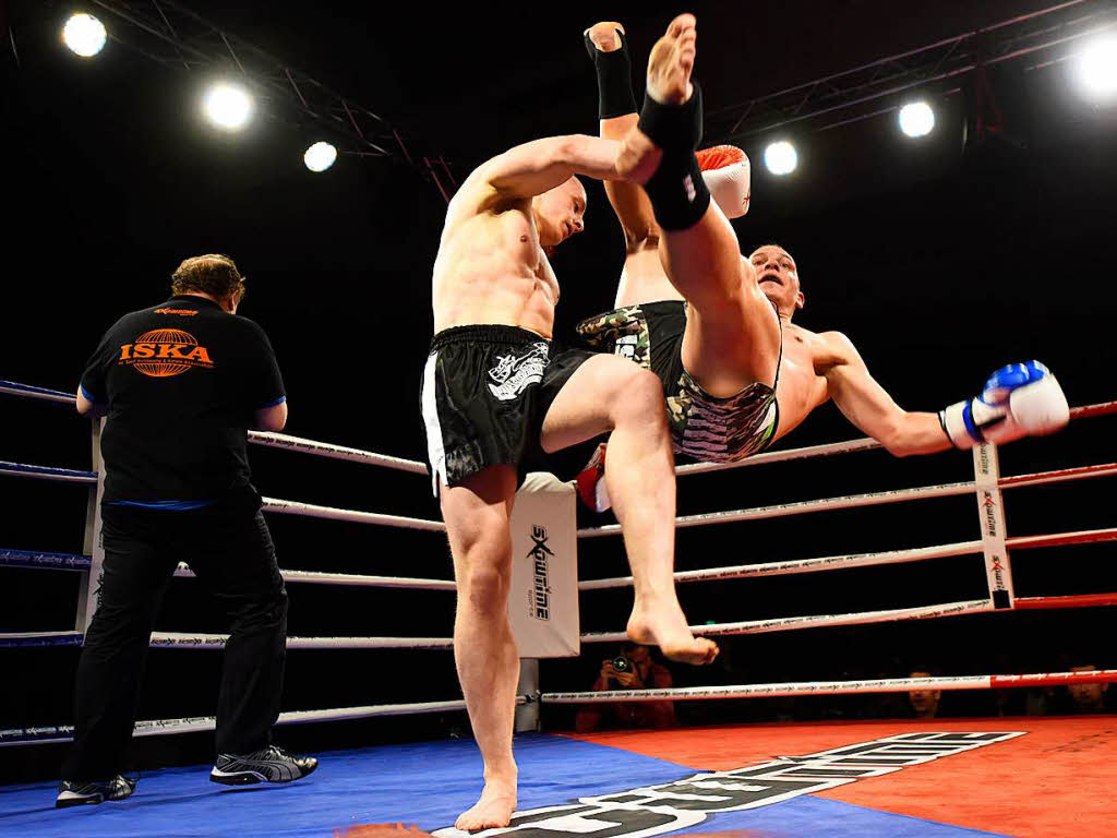 Impressionen am Ring bei der Freiburger Champions Fight Night, unter anderem in den Kampfsport-Disziplinen Kickboxen, Thaiboxen, Mixed Martial Arts, Grappling und Boxen.