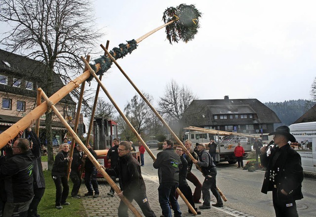 Mit Muskelkraft und der Hilfe von Schw...Ortszentrum von Hinterzarten ins Lot.   | Foto: DIETER Maurer