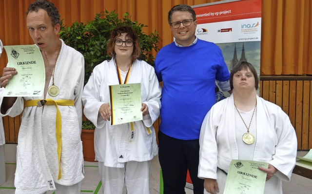 Brgermeister Benz gratuliert den drei... (Deutsche Meisterin) und  Sarah Wolf   | Foto: Judoclub Grenzach-Wyhlen
