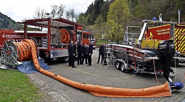 Die lsperre wurde zu Demonstrationszw...ausgerollt und an das Boot angehngt.   | Foto: Feuerwehr Grenzach-Wyhlen