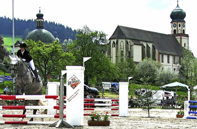 Am Rande des Reitplatzes beim Kloster ...- und Fahrergruppe Mnstertal stehen.   | Foto:  Manfred Lange
