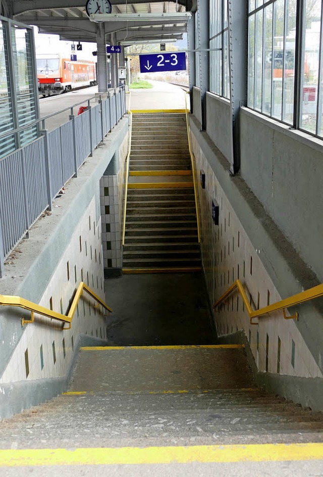 Eine der beiden Treppen zur Rampe umwa...ollen Umbau des Bahnhofs Titisee vor.   | Foto: Bury