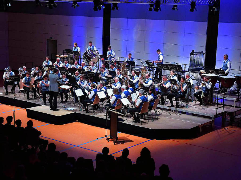 Imposant war nicht nur das Bild der Stadtmusik Bonndorf auf der Bühne - die musikalischen Imposant war nicht nur das Bild der Stadtmusik Bonndorf auf der Bühne - die musikalischen