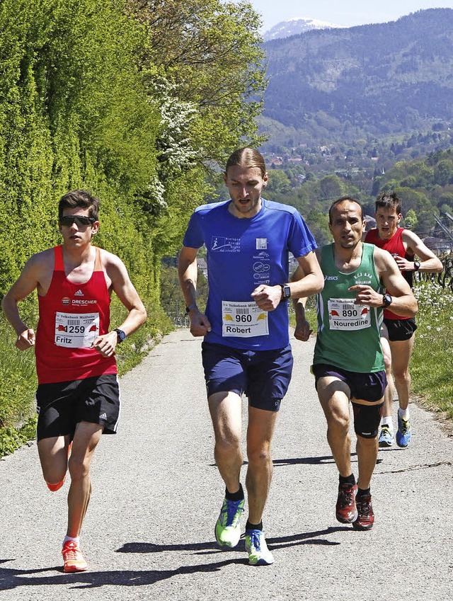 Bei Kilometer zwei sind die spteren v... verdeckt Bruno Schumi  (Platz zwei).   | Foto: Stinn