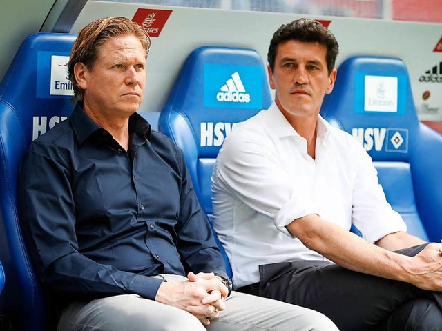 Sorgenvoller Blick in die Zukunft: Tra...inks) und Sportchef Jens Todt vom HSV   | Foto: dpa