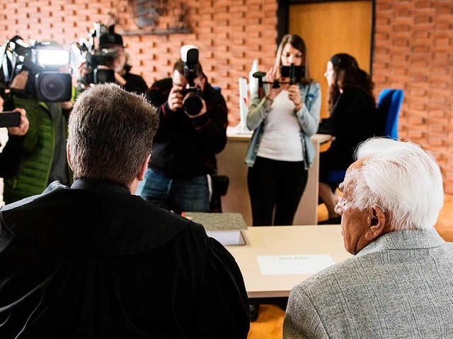 &#8222;Ich habe nicht die Kraft dazu&#...(rechts) lsst seinen Anwalt sprechen   | Foto: dpa/Eckert