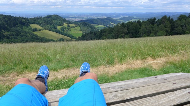 Die Belohnung: Kurze Pause auf der groen Holzliege  | Foto: Stefan Zahler