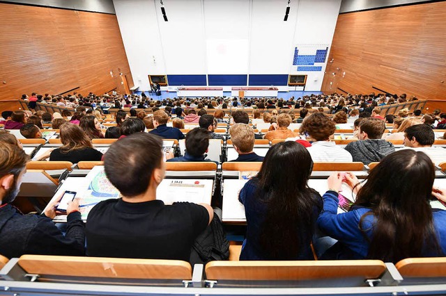 Nicht-EU-Studenten mssen in Baden-Wrttemberg knftig Studiengebhren zahlen.  | Foto: dpa