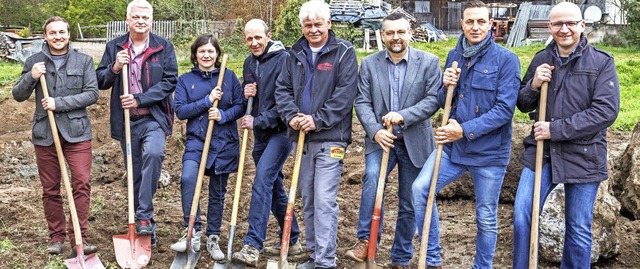 Mit einem symbolischen Spatenstich beg...ohl, Jrg Trefzer und Burkhard Sauer.   | Foto: DIECKMANN