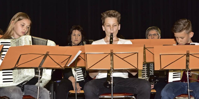 Daniel Riedel (Mitte) untersttzte das... Harmonika-Freunde an der Klarinette.   | Foto: Meidhof