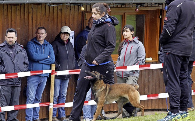 Bei der Prfung sind von Hund und Frau...it Isabella Simon-Huber aus Blumberg.   | Foto: Heidi Fssel