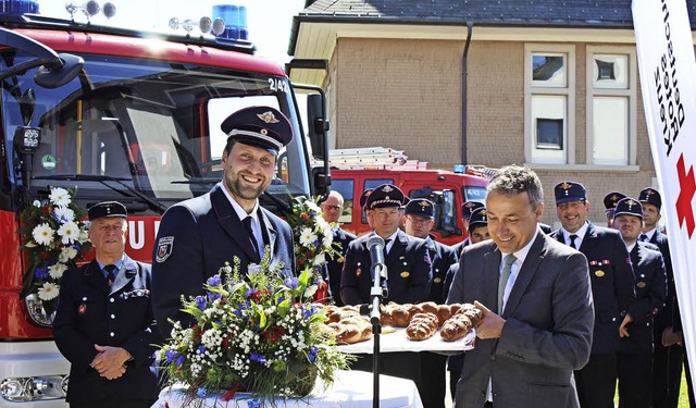 Den symbolischen Autoschlssel bergab...r in Form eines gebackenen Hefezopfs.   | Foto: Dennis Wipf