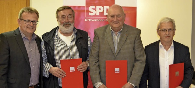Elzachs SPD-Vorsitzender Michael Meier...Blum und Edgar Klausmann (von links).   | Foto: Nikolaus Bayer
