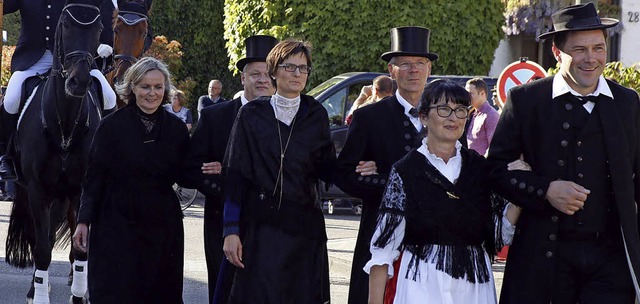 In historischen Trachten zogen die Lan...und ihre Begleiter im Festumzug mit.    | Foto: Heidi Fssel