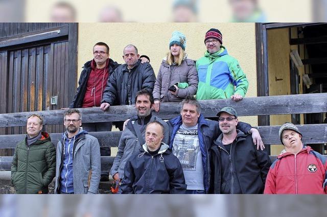 Behinderte Menschen organisieren ein Rockkonzert