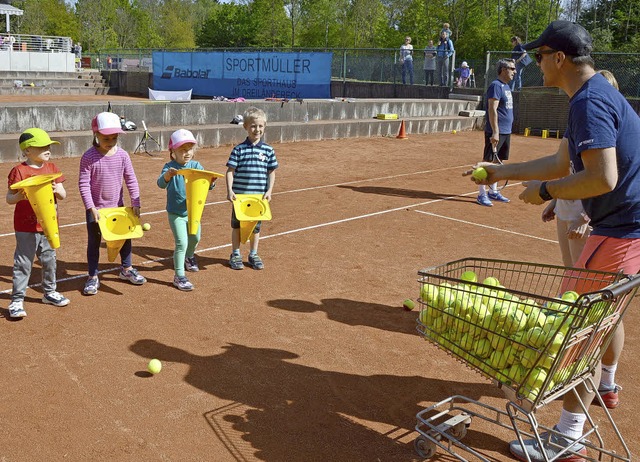 Besonders fr Kinder bot der Tennisclu... Tr. Rechts  Jugendwart Thomas Gross   | Foto: Horatio Gollin