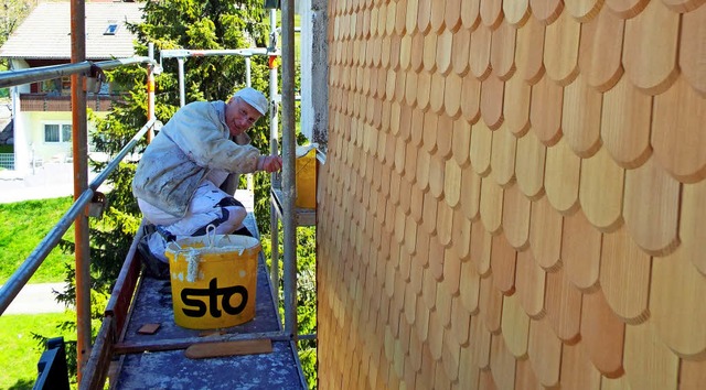 Fr die Erneuerung der St. Zeno-Portal...bernahm er den Anstrich am Zahnfries.  | Foto: Wolfgang Adam