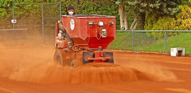 Neue Saison, neuer Sand: Mit der Masch...hten die Mitglieder aber selbst her.    | Foto: Tennisclub