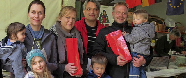 Jonas Hoffmann (links), SPD-Bundestags...zer (5.v.l.) und Hock-Gsten zu sehen.  | Foto: Jutta Schtz