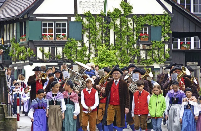 Beim Hebelfest ziehen die Hausener und...Gste durch die geschmckte Gemeinde.   | Foto: Dirk Sattelberger