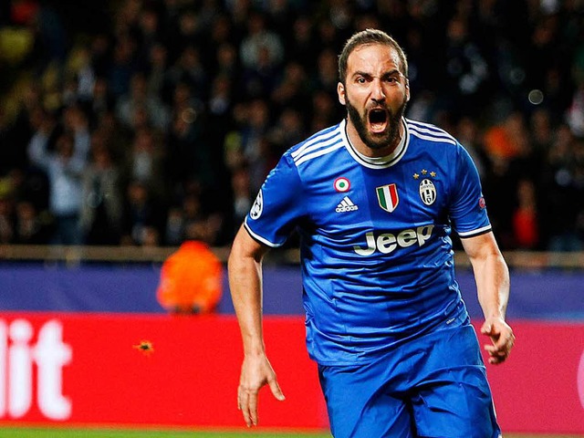 Jubel nach einem Tor: Der Argentinier Higuain traf zwei Mal fr Juventus Turin.  | Foto: dpa