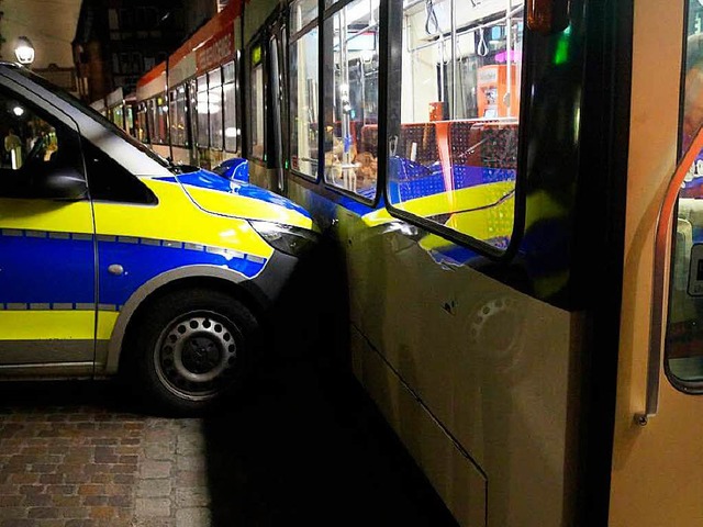 Touch: Polizeiwagen ksst Straenbahn.  | Foto: polizei
