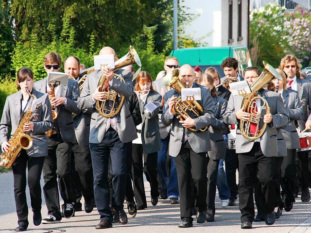 Kanderner Musikanten unterwegs in der Stadt im Mai 2009.  | Foto: Michael Raab