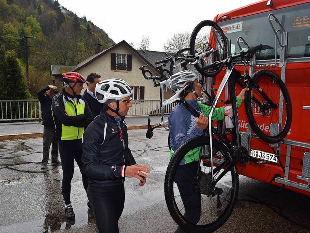 Das Rad einhngen &#8211; und los geht...;s! Der neue Radbus startet am 6. Mai.  | Foto: Ulrike Jger