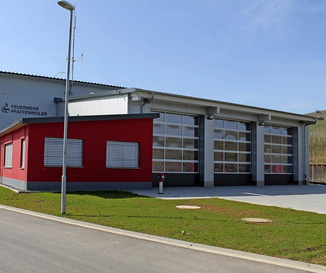 Das neu gebaute Feuerwehrhaus an Pfaffenweilers Ortseingang   | Foto: Gemeinde