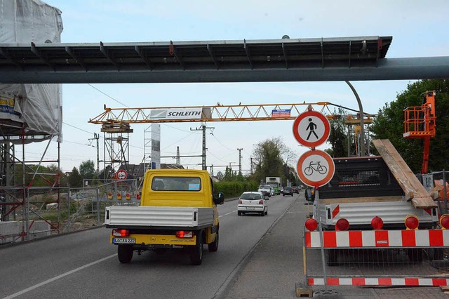 Nun ist auch das Brckenelement ber die Bundesstrae B3 aufgelegt.  | Foto: Hannes Lauber