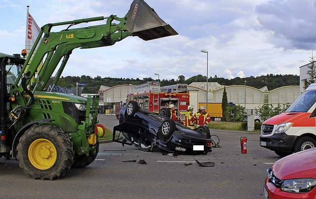 Auf dem Dach landete dieses Auto nach einem Unfall auf der Bundesstrae 3.  | Foto: Feuerwehr Herbolzheim