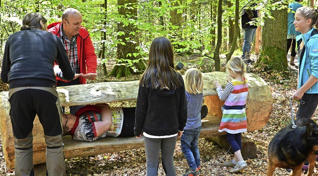 Wie fhlt es sich an, in einem Eichens...uf dem Walderlebnispfad ausprobieren.   | Foto: Benedikt Sommer