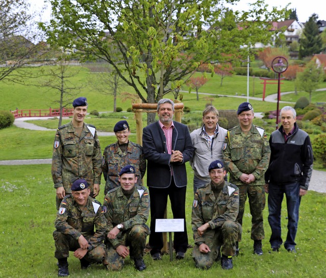 Im Beisein einiger Soldaten der ersten...sleiter Harald Heini (rechts stehend).  | Foto: Martha Weishaar