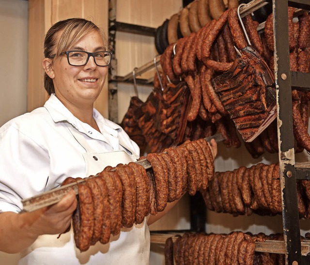 Bianca Gntert mit ihren feinen Bauernbratwrsten frisch aus der Rucherkammer.   | Foto: Wolfgang Scheu