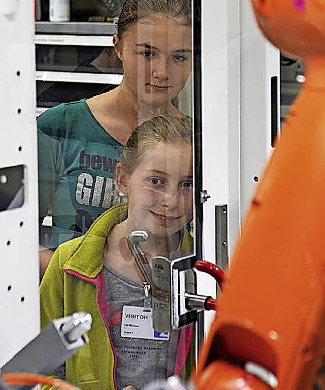 Interessierte Blicke auf einen Roboter am Girls&#8217; Day  | Foto: zvg