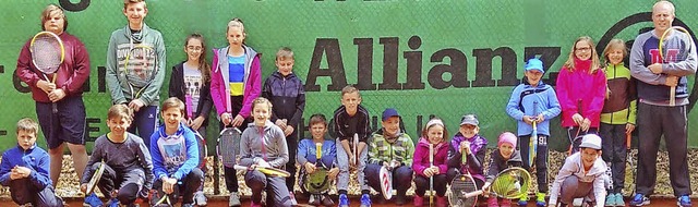 Tennistrainer Patrick Hager mit der Sc...Tennisjugend beim Allianz-Tennis-Camp   | Foto: verein