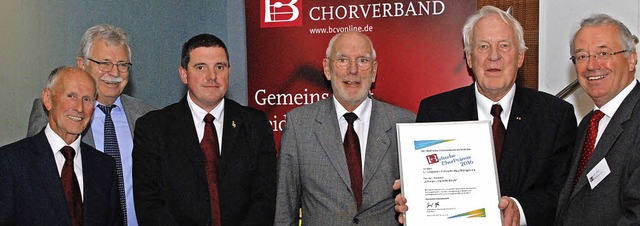 Gerhard Linder, Martin Stterle, Ulric...scher Chorverband, rechts) entgegen.    | Foto: ivo-press