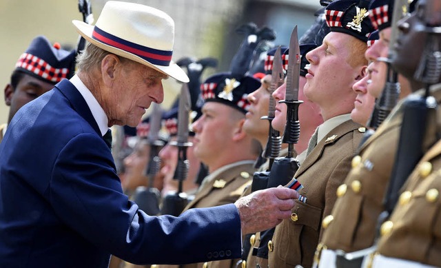 Prinz Philip verleiht im Jahr 2014 Medaillen an schottische Soldaten.  | Foto: dpa