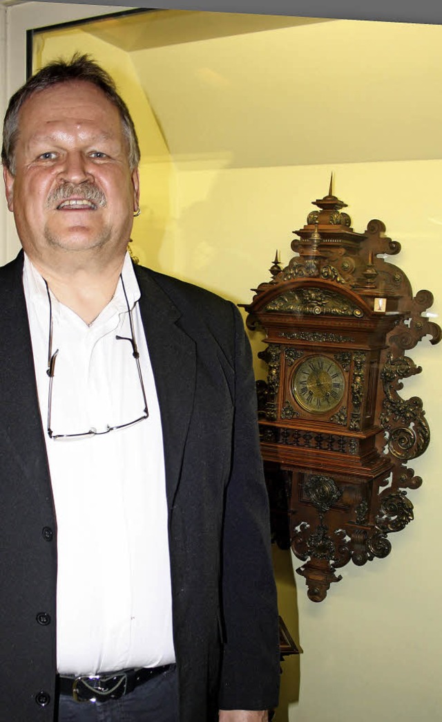 Michael Kramer stellt in seinem Vortrag die Lenzkircher Uhrengeschichte dar.  | Foto: Inken  Iramer