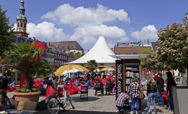 Lesesaal Marktplatz &#8211; auch bei d... ab, in Bchertrmen steht Lesestoff.   | Foto: Seller