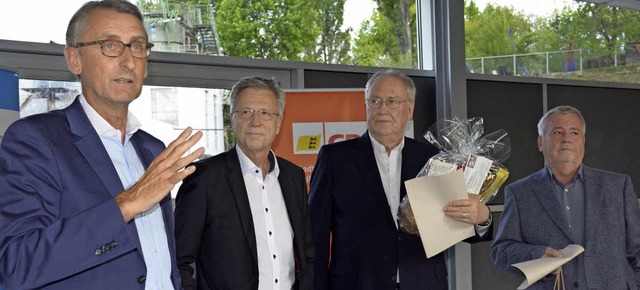 Armin Schuster und Gnter Dumann ehrt... fr 40 Jahre in der CDU (von links).   | Foto: Lauber