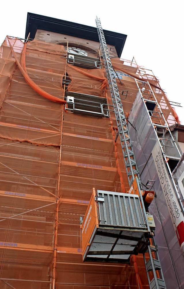 43 Meter hoch ist der Kirchturm. Auch ...7;s ein Arbeitsplatz in luftiger Hhe.  | Foto: Bernd Fackler