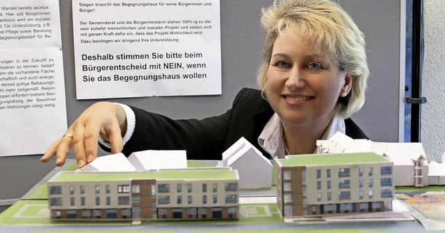 Brgermeisterin Frnzi Kleeb vor dem v...Modell des geplanten Begegnungshauses   | Foto: Markus Donner