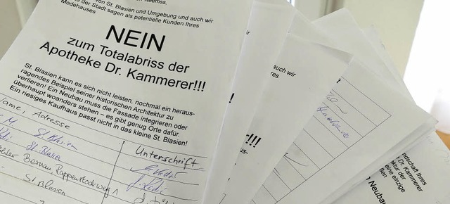 142 Unterschriften sind bei einer Unte...;Apotheke Dr. Kammerer&#8220; uern.   | Foto: Sebastian Barthmes